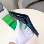 【ボッテガヴェネタ】春夏にぴったりの実用的で絶妙な短財布3色 - 画像 (13)