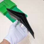 【ボッテガヴェネタ】春夏にぴったりの実用的で絶妙な短財布3色 - 画像 (4)