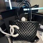 【シャネル】 Cambon Ligneブラックキルティング ラムスキン レザー ラージ トートバッグ - 画像 (2)