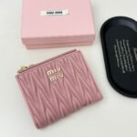 【ミュウミュウ】春夏にぴったりの実用的で絶妙な短財布3色 - 画像 (16)