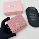 【ミュウミュウ】上品なデザイン♪おしゃれ】3つ折り財布3色 - 画像 (16)