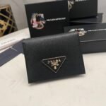 【プラダ】サフィアーノレザー使用 三角ロゴコインパース 春限定カラー展開中 - 画像 (2)