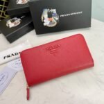 【プラダ】スマートな収納と高級感を両立 定番ロングウォレット - 画像 (12)