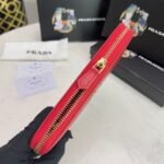 【プラダ】アイコンロゴ×機能性 スタイリッシュなジップウォレット - 画像 (17)
