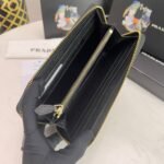 【プラダ】アイコンロゴ×機能性 スタイリッシュなジップウォレット - 画像 (6)