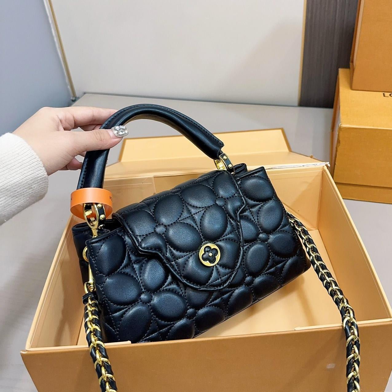 VV-BAG-CAP-BLACK_8.jpg 【ルイヴィトン】☆CAPUCINES|高級感溢れる刺繍デザイン、エレガントに決まる♪今すぐゲット! - 画像 (1)