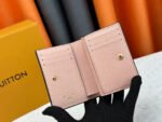 【ルイヴィトン】エンボスレザー財布 小さいのに収納力抜群 - 画像 (3)