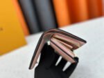【ルイヴィトン】エンボスレザー財布 小さいのに収納力抜群 - 画像 (9)