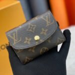 【ルイ・ヴィトン】4色展開の内側を持つ小型財布｜完璧なデイリーパートナー - 画像 (3)